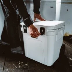 Yeti Coolers ROADIE 48 WHEELED - Kühlbox -Globetrotter Verkäufe 5638039355 x roadie 48 wheeled yeti coolers 24