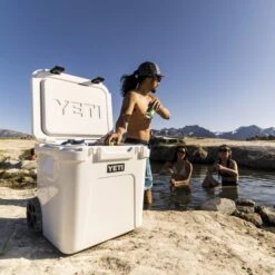 Yeti Coolers ROADIE 48 WHEELED - Kühlbox -Globetrotter Verkäufe 5638039355 z roadie 48 wheeled yeti coolers 24